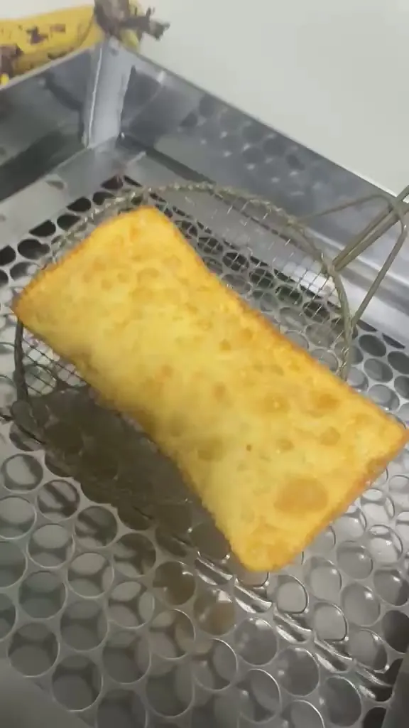 Pastel saindo da fritadeira, crocante e dourado