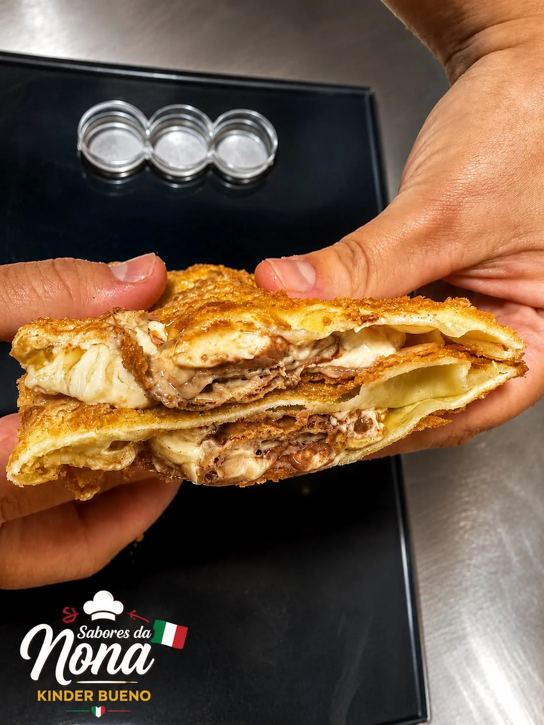 Pastel doce recheado com Kinder Bueno, cortado ao meio